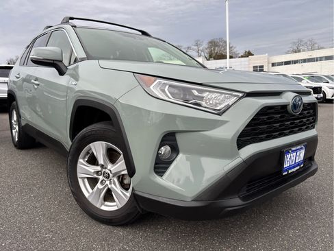 Used 2021 Toyota RAV4 XLE w/ Convenience Package image 2