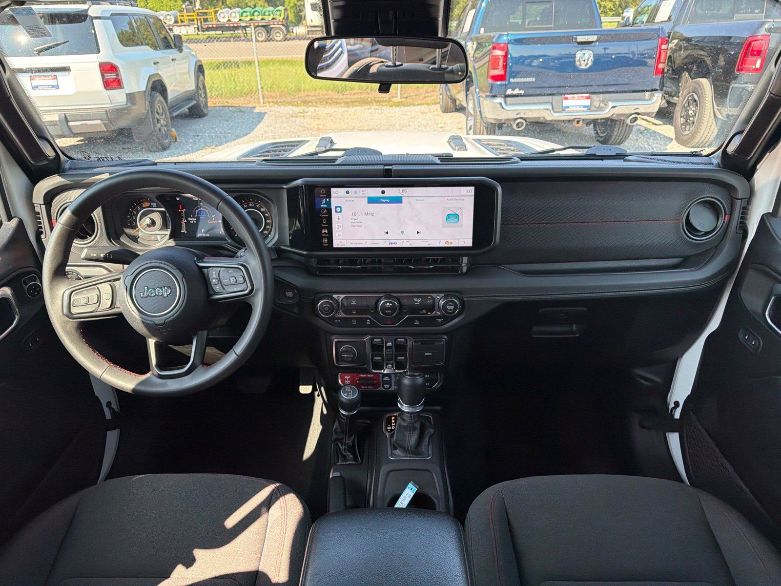 Used 2025 Jeep Wrangler Unlimited Rubicon AWD/4WD image 9