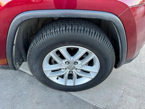 Used 2018 Jeep Grand Cherokee Laredo RWD image 28