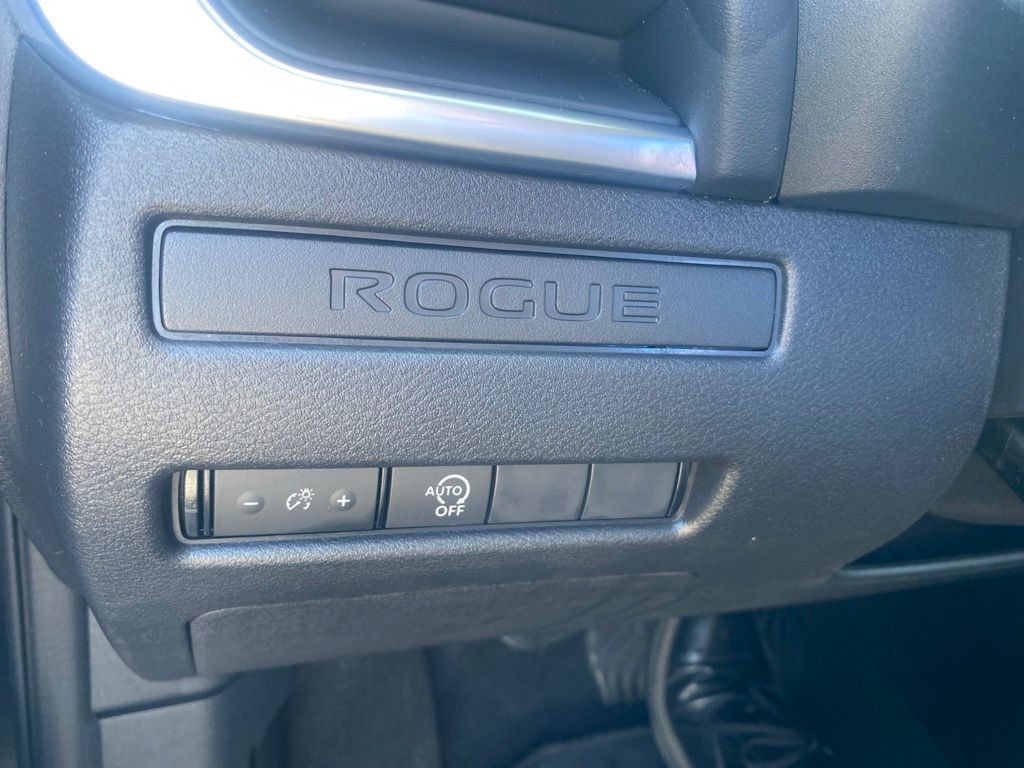 Used 2023 Nissan Rogue S AWD/4WD image 9