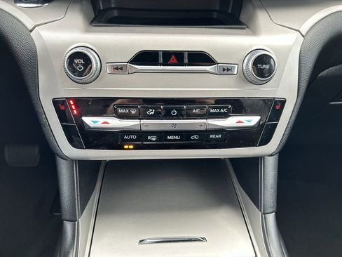 Used 2023 Ford Explorer XLT image 28