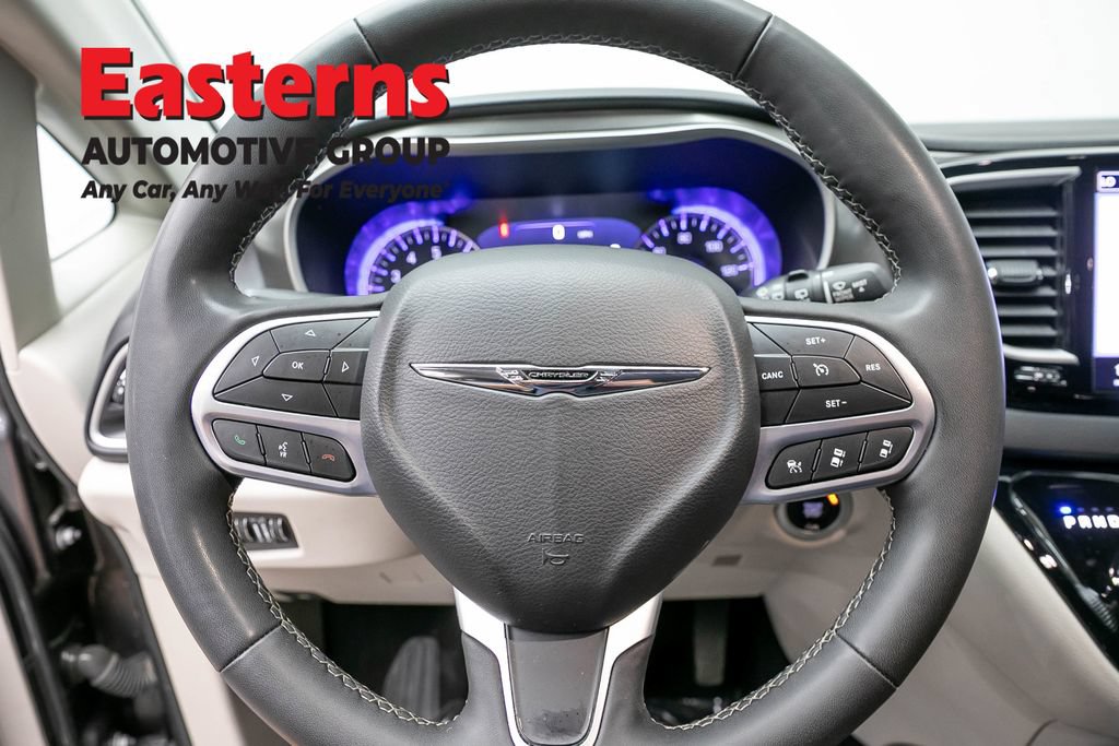 Used 2023 Chrysler Pacifica Touring-L FWD image 11