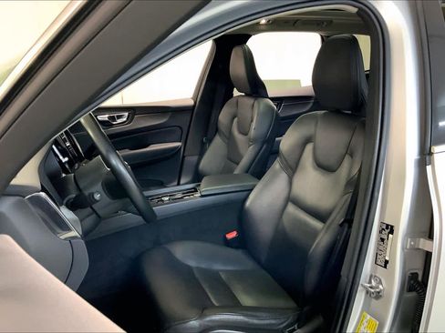 Used 2019 Volvo XC60 T6 Momentum w/ Premium Package image 7
