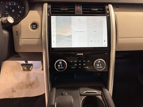 Used 2025 Land Rover Discovery Dynamic SE image 16