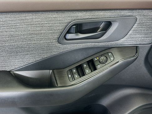 Used 2023 Nissan Rogue S image 15