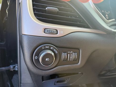 Used 2017 Jeep Cherokee Latitude FWD image 18