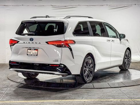 Certified 2023 Toyota Sienna XSE w/ XSE Plus Package FWD image 4