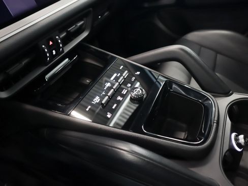 Certified 2024 Porsche Cayenne image 19