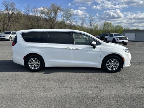 Used 2023 Chrysler Pacifica Touring-L image 2