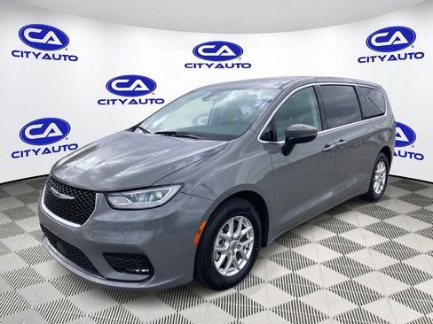 Used 2023 Chrysler Pacifica Touring-L FWD image 6