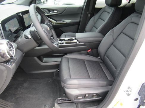 Used 2026 Chevrolet Equinox LT w/ Convenience Package II FWD image 16