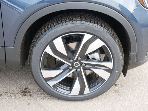 New 2026 Volvo XC40 B5 Plus w/ Climate Package image 4