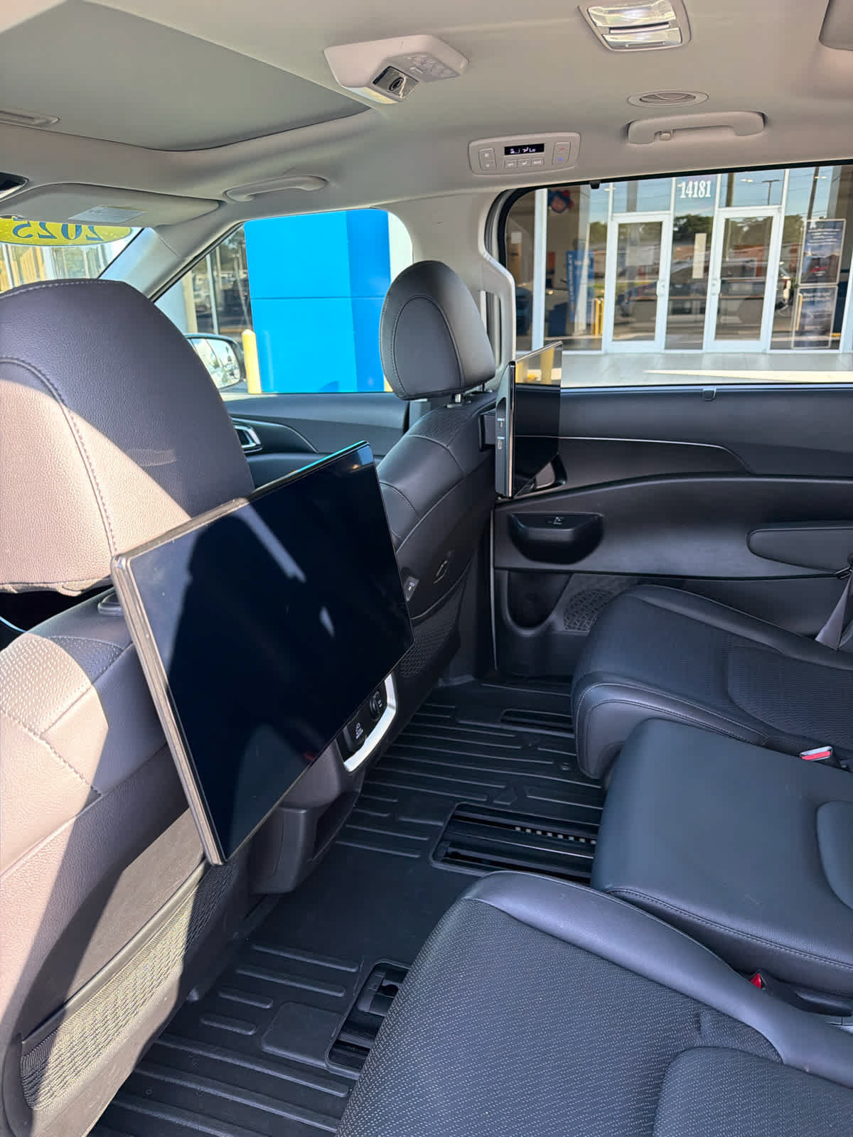 Used 2025 Kia Carnival SX Prestige FWD image 12