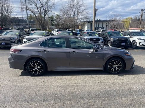 Used 2022 Toyota Camry SE FWD image 6