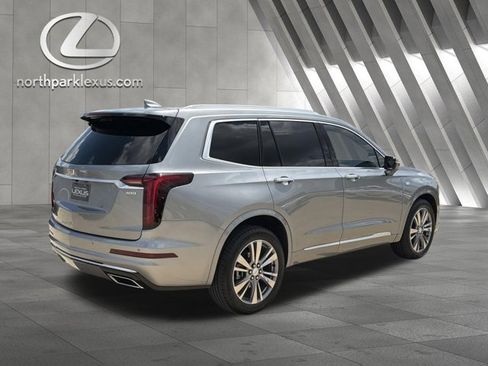 Used 2025 Cadillac XT6 Premium Luxury FWD image 9