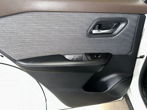 Used 2023 Nissan Rogue SV AWD/4WD image 16