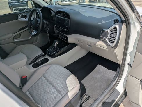 Certified 2025 Kia Soul LX w/ LX Technology Package FWD image 13
