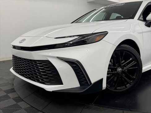 Used 2026 Toyota Camry SE FWD image 4
