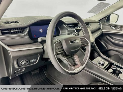 Used 2023 Jeep Grand Cherokee L Limited AWD/4WD image 9