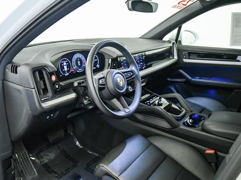 Used 2025 Porsche Cayenne AWD/4WD image 18