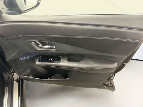 Used 2023 Nissan Ariya AWD image 32