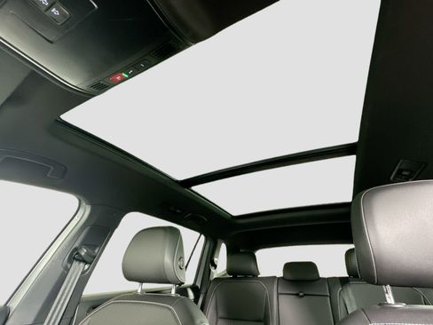 Certified 2022 Volkswagen Tiguan SE R-Line image 20