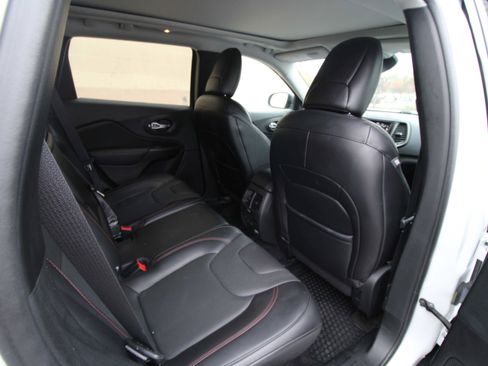 Used 2019 Jeep Cherokee Trailhawk image 39