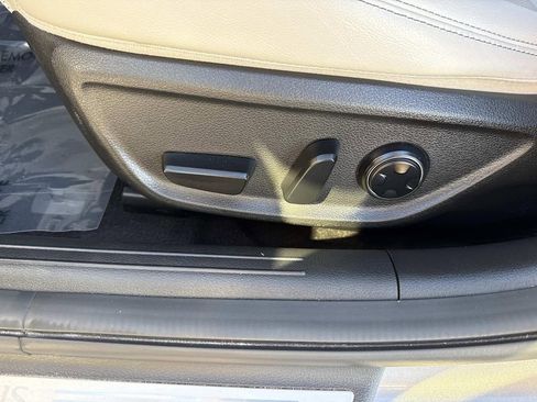 Used 2025 Genesis G70 2.5T image 23