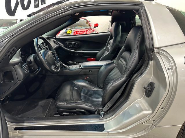 Used 2004 Chevrolet Corvette Coupe w/ Preferred Equipment Group RWD image 9