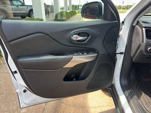 Used 2019 Jeep Cherokee Latitude Plus w/ Comfort/Convenience Group AWD/4WD image 14