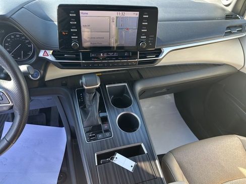 Used 2022 Toyota Sienna Limited image 10