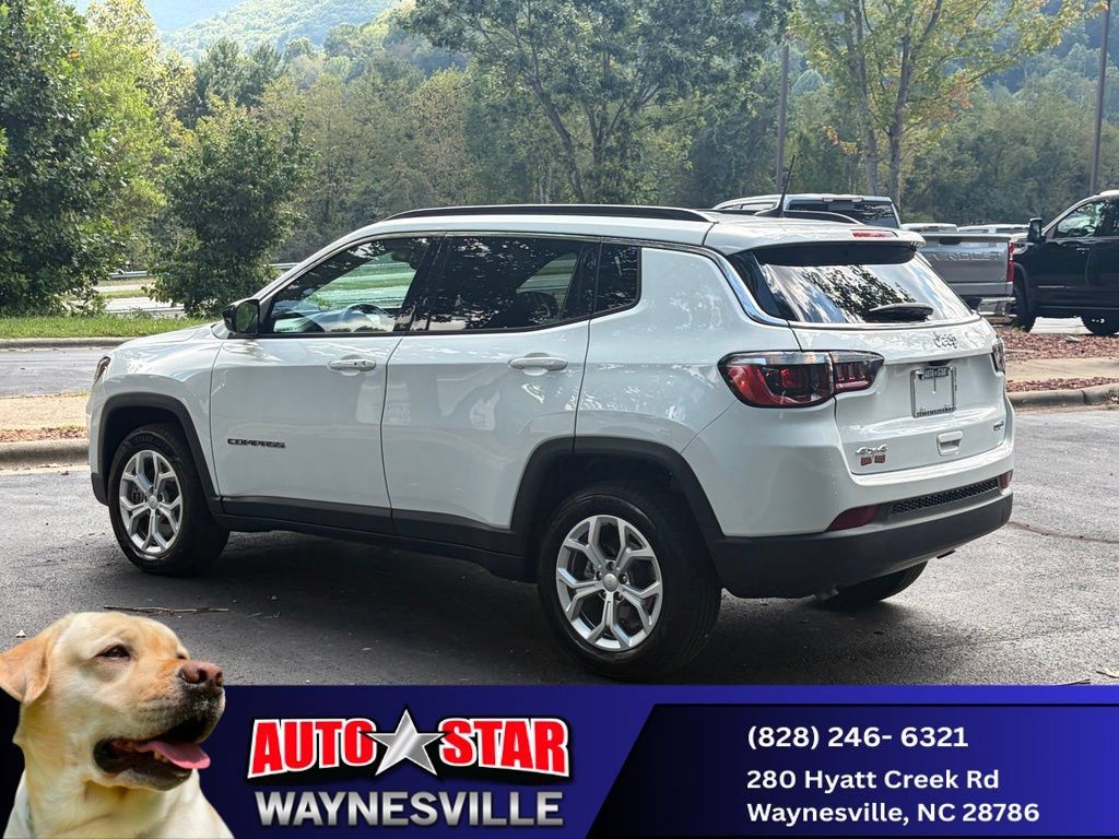 Used 2024 Jeep Compass Latitude w/ Convenience Group AWD/4WD image 5