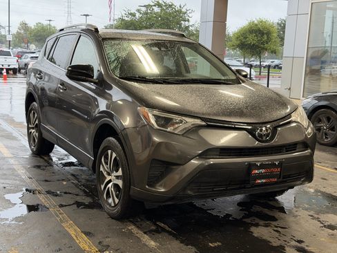 Used 2018 Toyota RAV4 LE FWD image 3