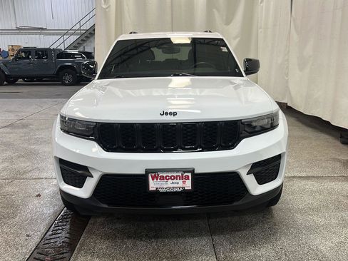 Used 2023 Jeep Grand Cherokee Altitude image 9