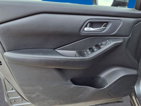 Used 2024 Nissan Rogue SV image 11