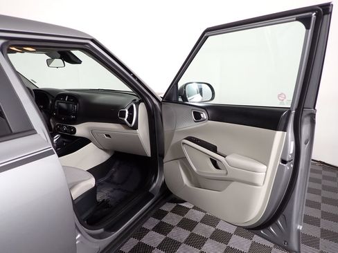 Used 2025 Kia Soul LX w/ LX Technology Package FWD image 32