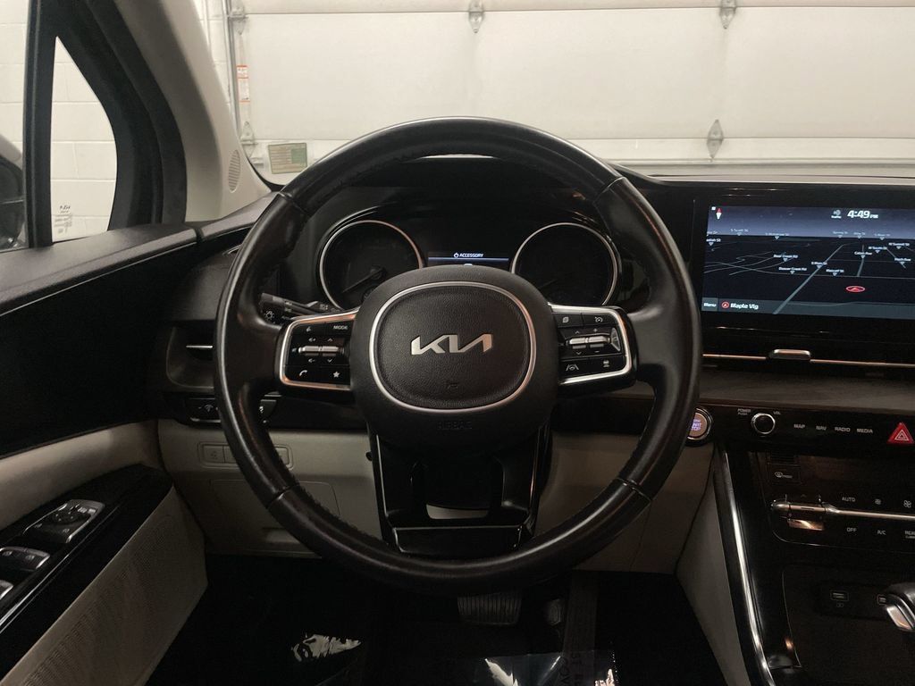 Used 2022 Kia Carnival EX FWD image 5