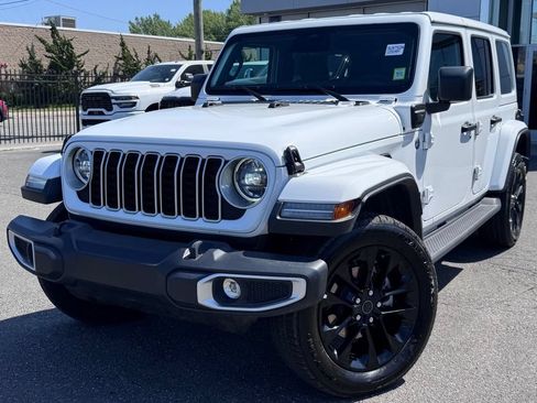 Used 2025 Jeep Wrangler Unlimited Sahara AWD/4WD image 3