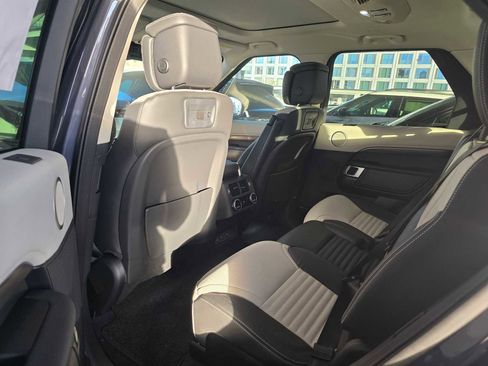 Used 2025 Land Rover Discovery Metropolitan Edition image 14