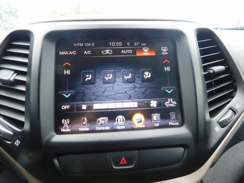 Used 2017 Jeep Cherokee Latitude w/ Comfort/Convenience Group image 12