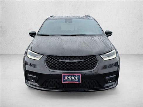 Used 2025 Chrysler Pacifica Limited image 2