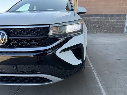 Used 2024 Volkswagen Taos SE w/ Panoramic Sunroof Package image 11