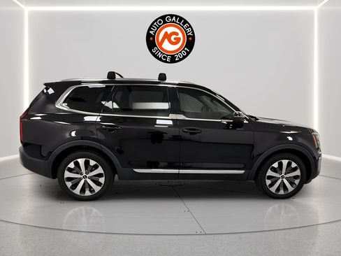Used 2022 Kia Telluride EX w/ EX Premium Package FWD image 2