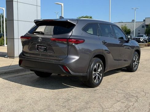 Used 2022 Toyota Highlander XLE FWD image 3