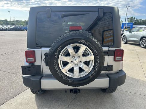 Used 2017 Jeep Wrangler Unlimited Sahara w/ Dual Top Group AWD/4WD image 8
