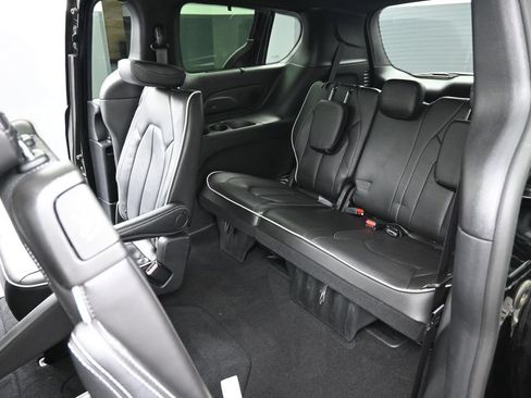 Used 2025 Chrysler Pacifica Limited FWD image 24