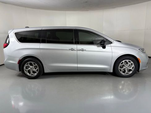 Used 2024 Chrysler Pacifica Limited image 9