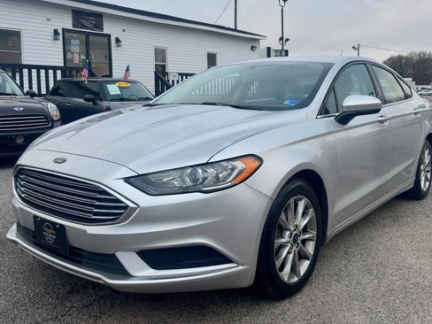 Used 2017 Ford Fusion SE image 1