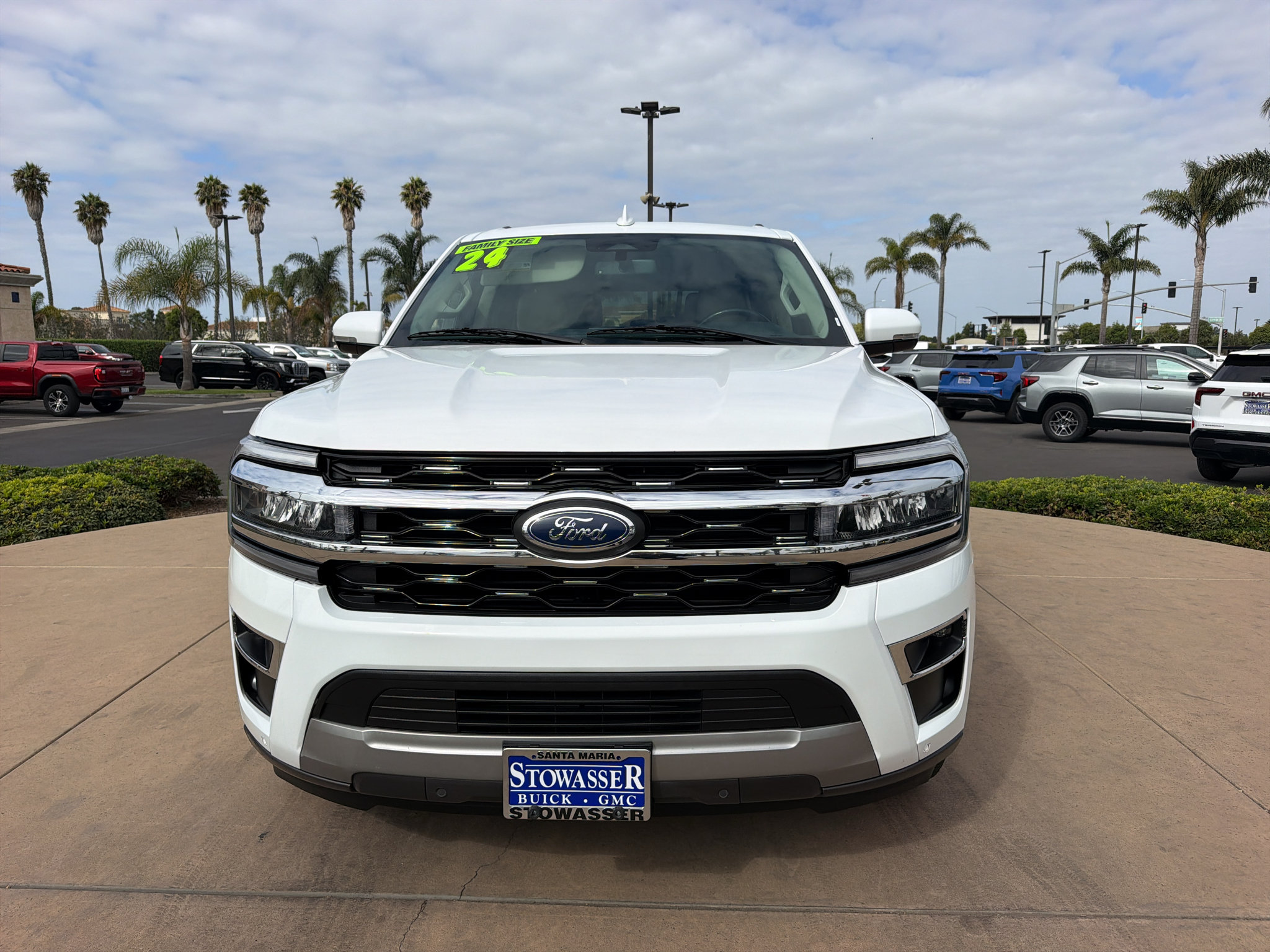 Used 2024 Ford Expedition Limited AWD/4WD image 2