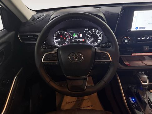 Used 2025 Toyota Highlander LE image 16